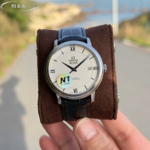 Alternative view of N1factory's latest masterpiece: the Butterfly Elegance Series watch. Crafted by N1 to honor timeless classics, this 39.5mm Swiss-certified chronometer embodies supreme quality. Its elegant, slim profile meets minimalist sophistication—N1 meticulously refines every detail to perfectly capture the original's classic business elegance. 1: Dimensions: 39.5mm x 10mm.Dial markers and hands fully replicate the original manufacturing process: precision grinding and polishing followed by rhodium plating ensures enduring brilliance and remarkable presence. 2: The Omega resistance logo on the dial features perfectly executed curvature and naturally chamfered edges. Though seemingly delicate and insignificant, its intricate craftsmanship conceals profound artistry.3: This watch features an authentic-style steel bracelet molded 1:1 from the original design. The outer logo etching depth is consistent, with the Omega symbol possessing a three-dimensional texture and tactile quality. The rivets on the clasp, like the genuine version, are CNC-machined as a single unit with the clasp itself, eliminating the common issues of rivets falling off or breaking.4: N1 Factory's latest flagship model features an independently developed 2500 integrated movement, outperforming standard movements in other market versions and achieving truly zero returns. For Omega De Ville replicas, trust N1 Factory.